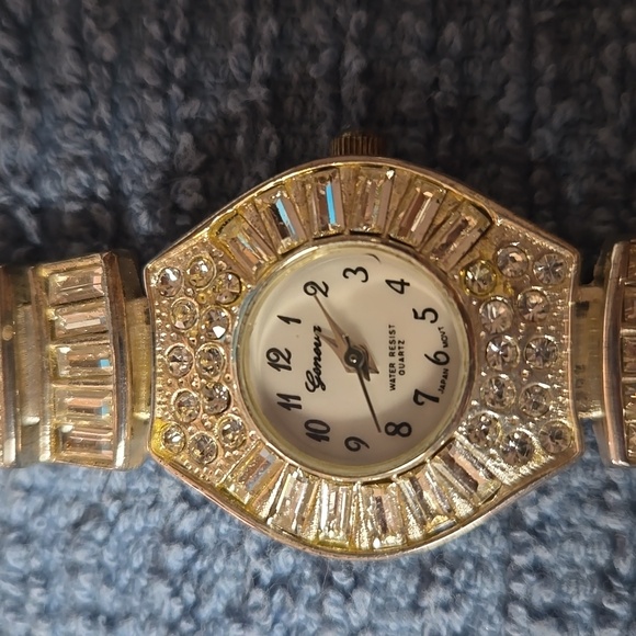 Geneva #020 Ladies Quartz Watch with Crystals - Picture 2 of 5